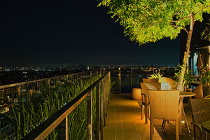 Rooftop Escape – Singapore Night Terrace