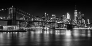 MANHATTAN SKYLINE & BROOKLYN BRIDGE Nightly Impressions | Panoramic Monochrome