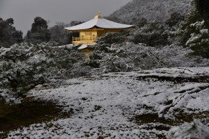 Kyoto Kinkaku-ji in snow