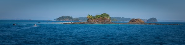 Isla Granito de Oro Pano Print