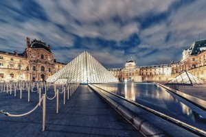 Le Louvre by night