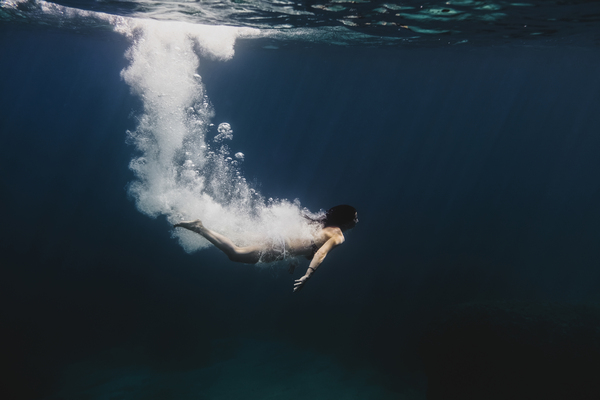 Woman diving underwater by simowave
