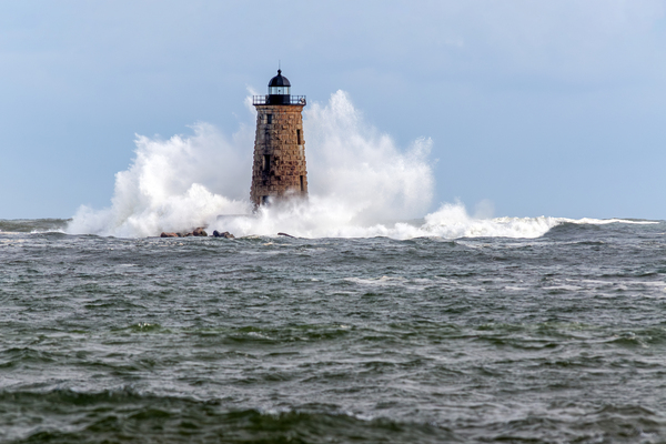 Giant Waves Around Stone Tower of Whaleback Light in Maine Imprimer