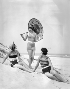 1920s THREE SMILING WOMEN AT THE BEACH 177238