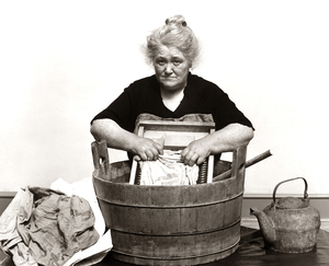1920 -1940s WOMAN WASHING CLOTHES TUB WASHBOARD 177699