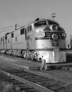 1950s STREAMLINED TRAIN DIESEL ENGINE AT STATION 178920