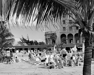 1950s TOURISTS AT THE POOL OF HOTEL NACIONAL CUBA 179093