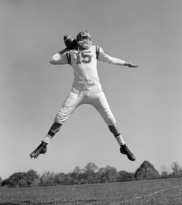 1960s QUARTERBACK JUMPING AND THROWING FOOTBALL 186827