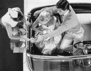 1950s DRIVE-IN RESTR WAITRESS ON R.S. SERVING CPL 186927