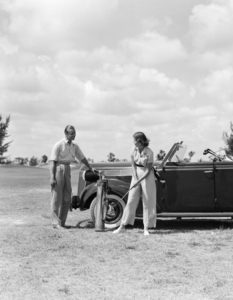 1930s GOLFERS COUPLE MAN WOMAN BESIDE CAR 187306
