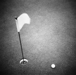 2000s GOLF BALL PUTTING GREEN FLAG MARK IN HOLE 187582