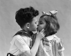 1930s TWO CHILDREN YOUNG BOY AND GIRL KISSING 188599