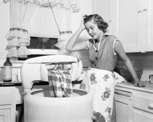 1950s ANNOYED HOUSEWIFE JAMMED WRINGER ON WASHMA 189074