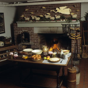 COLONIAL DESIGN KITCHEN WITH FIREPLACE CHRISTMAS 193610
