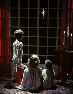 1952 KIDS IN PAJAMAS LOOKING OUT AT CHRISTMAS STAR 193719