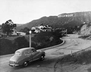 1950s AUSTIN CAR WITH HOLLYWOOD SIGN LA CA 195913