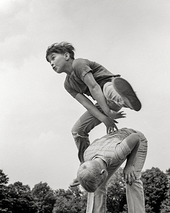 1970s TWO BOYS PLAYING LEAPFROG 231321