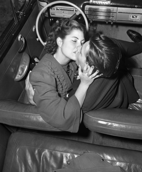 1940s CLOSE-UP COUPLE KISSING IN CONVERTIBLE CAR 201553 Print