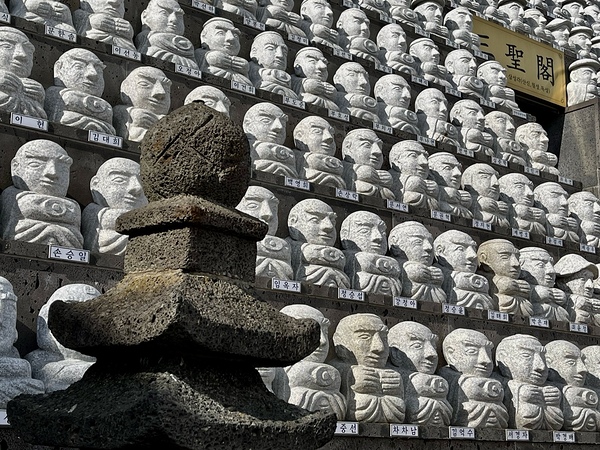 Bomunsa Faces Print