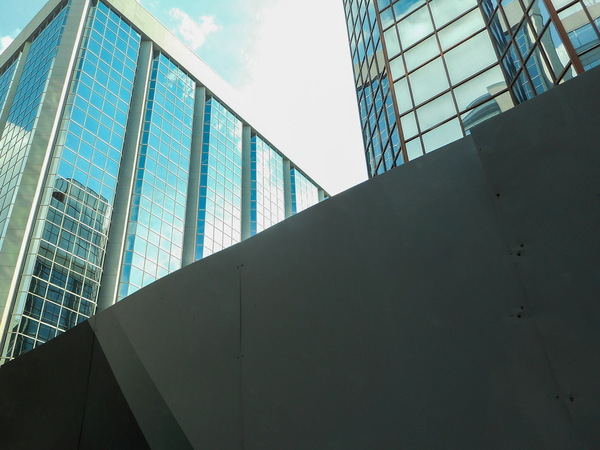 Verre et beton by Jesse Roussel