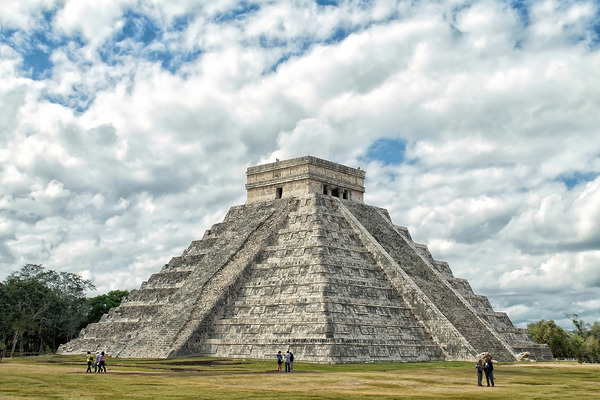 Pyramid of Kukulkan in Chichen by Pixel Point Zero