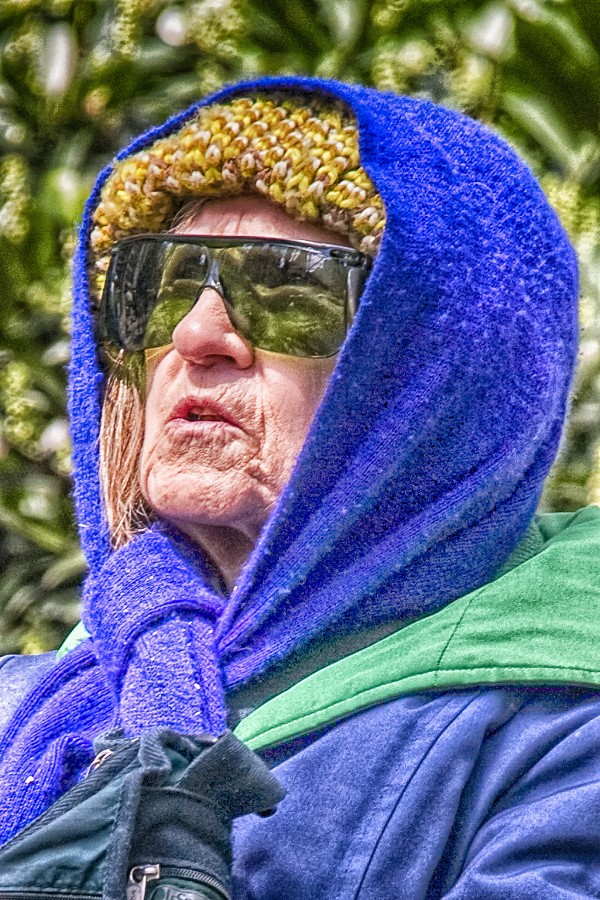 woman looking up Print