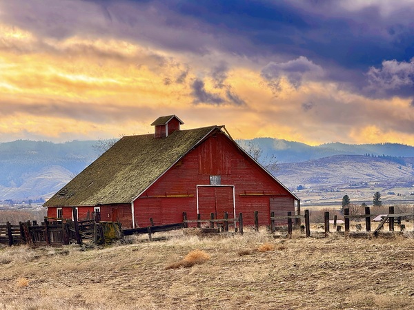 Sunset BArn by Leslie Affeldt Photography