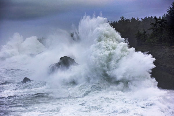 Awesome Oregon Coast Heavy Seas 40031 by Bruce W Smith