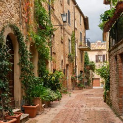 Pienza - Romantic Italian Hilltop Town in Tuscany - Flower Street