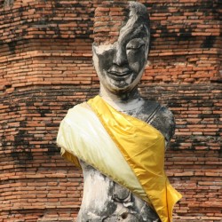 Broken old Statue of Buddha 5525