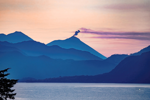 Atitlan volcan bleu