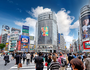 Crowds cross Shibuya Crossing during busy rush hour in Tokyo