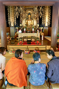 Buddha statue at Chion in temple in Kyoto attracts visitors