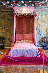 Visit to the historic bedroom of Chateau de Chenonceau in France