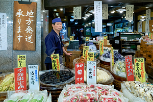 Vendors and products at Kyotos Nishiki Market