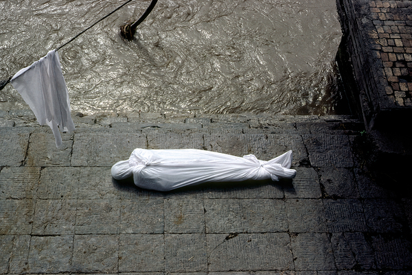Nepal. Kathmandu. Cremation in Pashupatinath Print