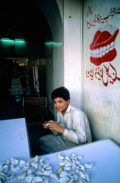 Pakistan. A street dentist in Peshawar Print