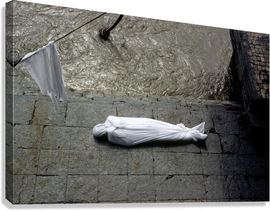 Nepal. Kathmandu. Cremation in Pashupatinath Canvas Print