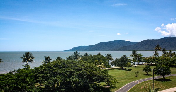 Cairns blue waters by Justgoexplore