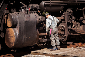 Mechanic checks 1916 Baldwin locomotive