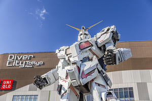 Giant gundam robot standing plaza shopping mall odaiba japan