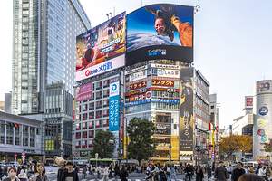Busy shibuya scramble crossing in tokyo