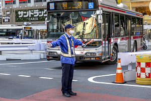 Security guard wearing protective face mask and holding illumina