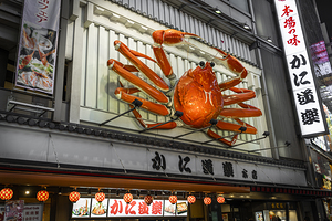 Giant crab decorating a seafood restaurant in dotonbori osaka 