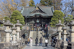 Tourists visiting the naritasan shinshoji temple a large buddhi