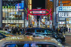 Tourists crossing busy street at night in tokyo japan