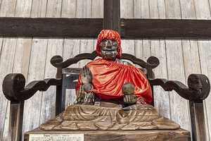 wooden sculpture outside Todaiji Temple in Nara 