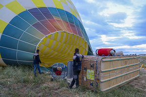en inflate the balloon to prepare for the tourist flight. 