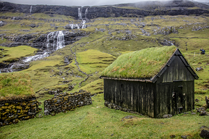 house with green roof in saksun