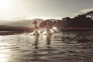 children play in the sea 
